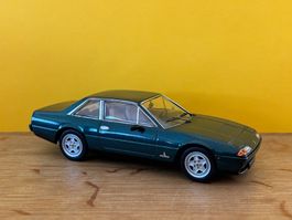 Ferrari 412 2+2 in 1/43 von Hot Wheels mit OVP. Metalic grün