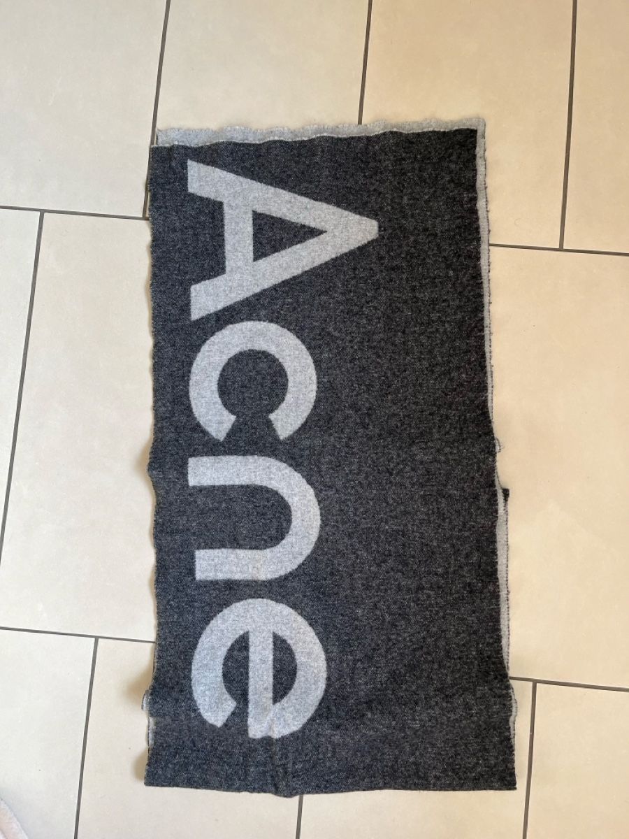 Acne Studios Foulard & Sciarpe: ACNE Studios Wollschal Grau – Usato da Zürich venduto da MonGusta
