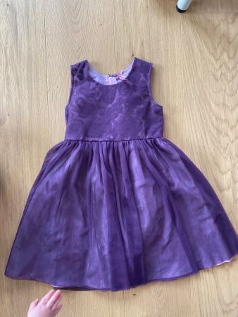 Herziges elegantes Mädchenkleid 116 für den Sommer