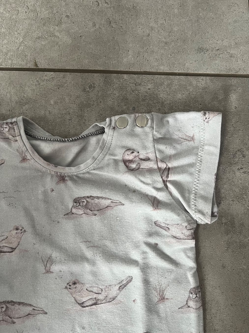 Camicie, Top & T-shirt: Lilla Mila, Handmade, T-Shirt, grau, Robbe, Gr. 56 – Usato da Mollis venduto da Miss_Dresses 1