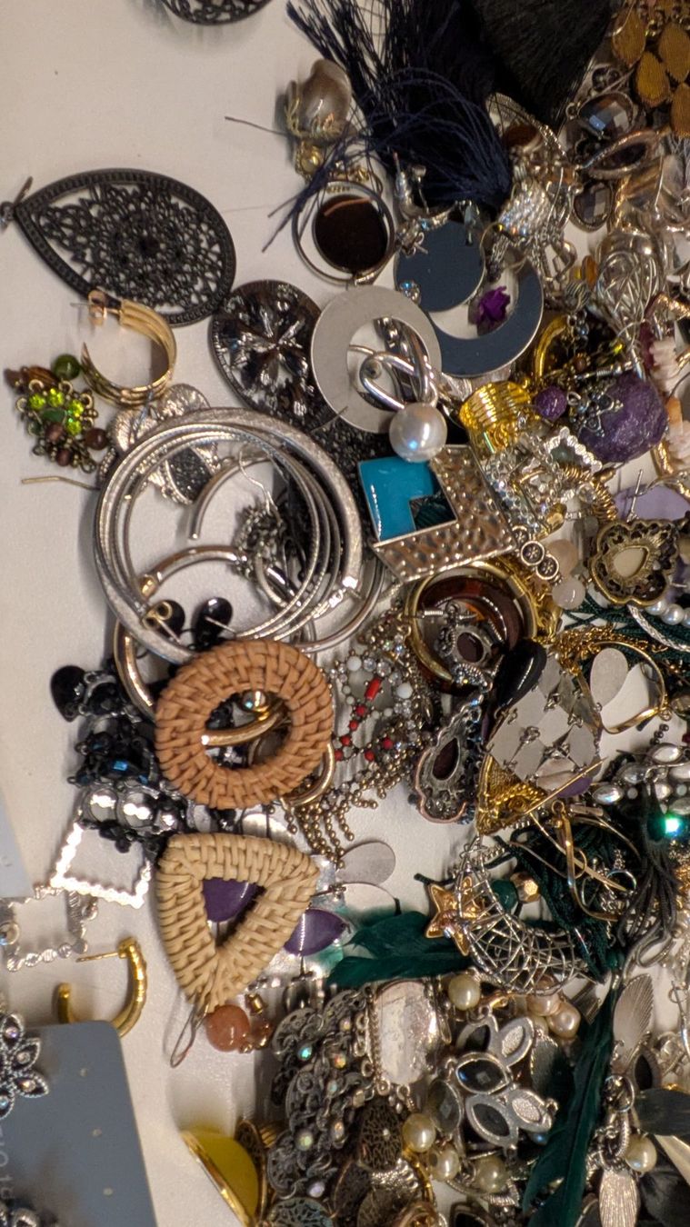 Ohrringe & -stecker: Modeschmuck, 2 Kilo Ohrringe, Ohrstecker – Gebraucht aus Ligornetto von Ligornetto 6