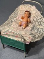 Vintage Metall Gitter Puppenbett Engelmotiv +Baby+ antik Zub