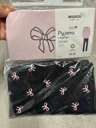 Pyjama long 134 - 140 neuf