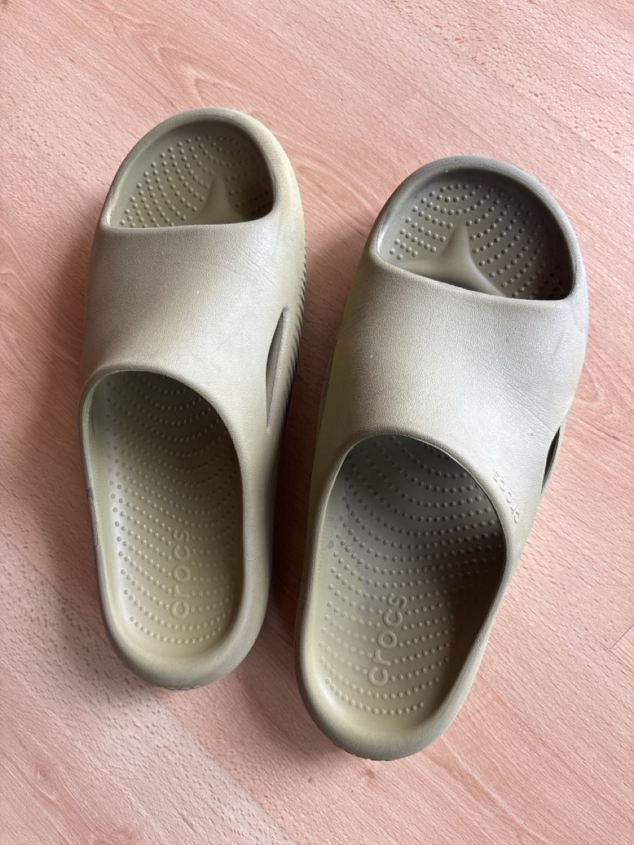 Crocs Chaussures hommes: Crocs Mellow sandals M11 (44) – D'occasion à Gryon par zwi_2thk