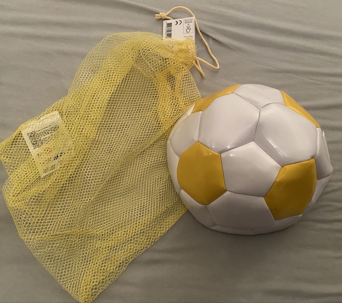 Ballons: Fussball mit Netz gelb- neu – Neuf avec emballage d'origine à Allschwil par Deal_Tiger99