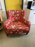 Roter Sessel mit Blumenmuster und zwei Kissen, Top Zustand