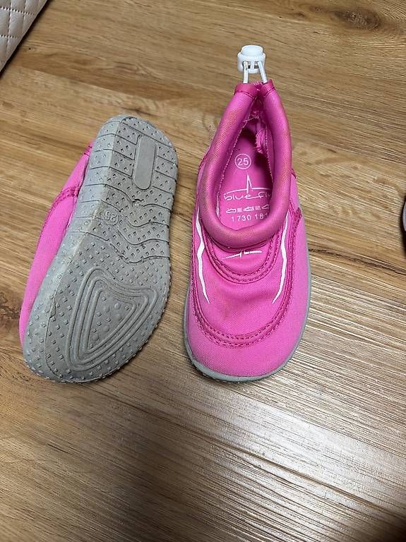 Scarpe per ragazze: Badeschuhe pink Grösse 25 Blue Fin – Usato da Bennau venduto da Kristina12345