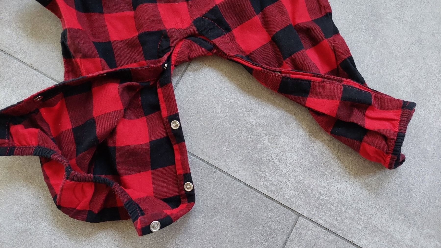 Gap Jumpsuits: Einteiler / Strampler von GAP Grösse 12 -18 M – D'occasion à Wiesendangen par troawus 2