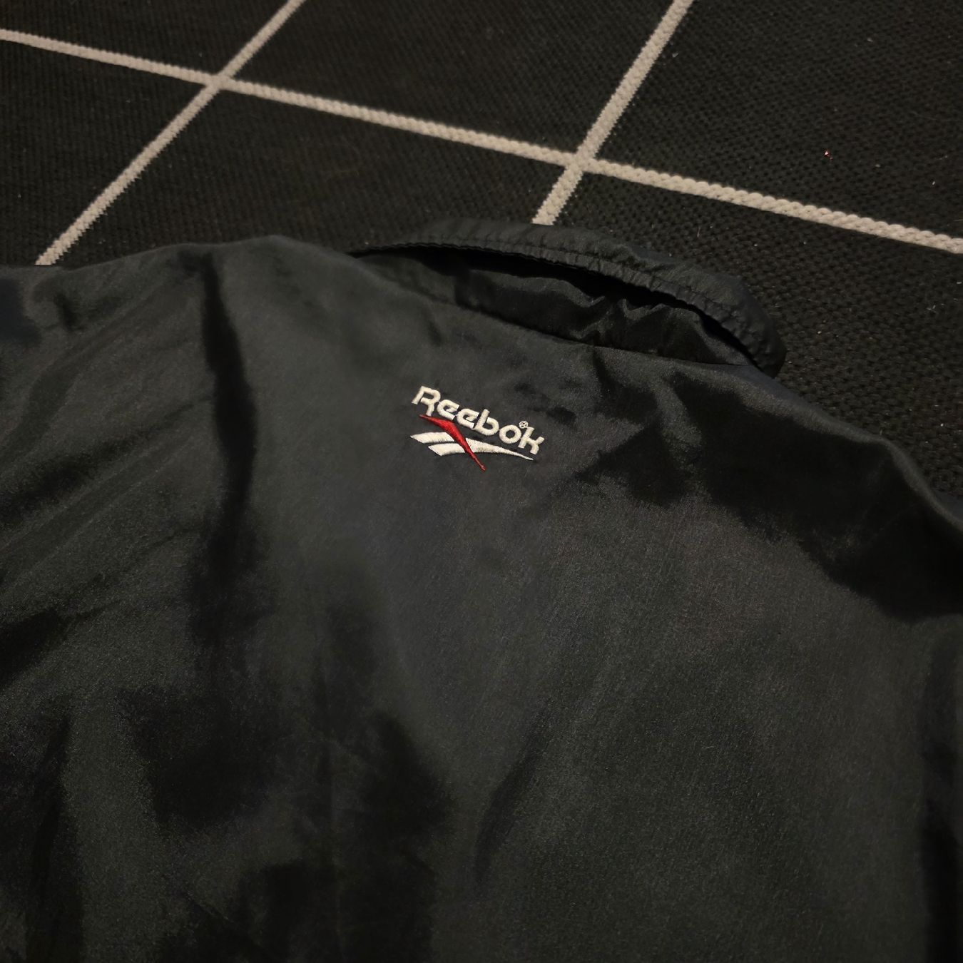 Reebok Giacche: Vintage Reebok Vector Windbreaker Jacket Black Red White 90s – Usato da Etoy venduto da Vinylafrime 3
