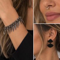Schwarze Ohrringe & Spike-Choker-Set, mit Armkette