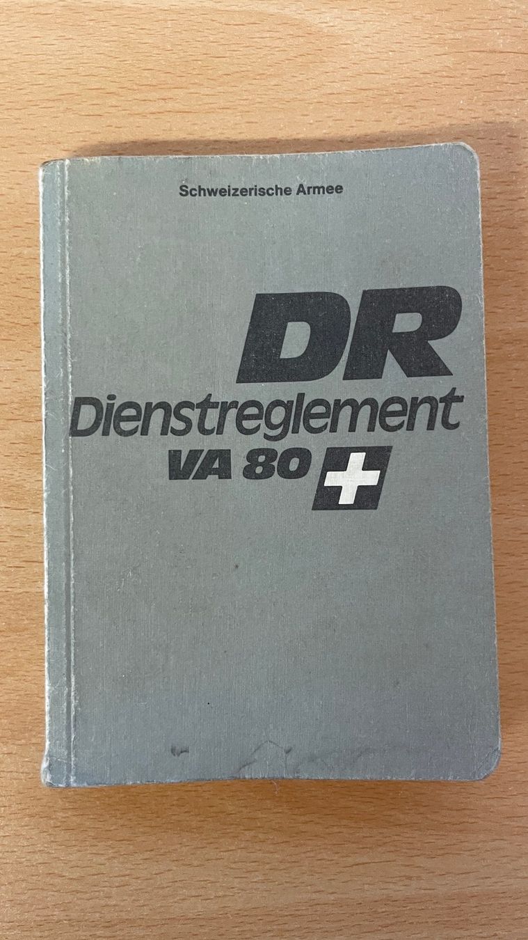 Libri: DR Dienstreglement Schweizer Armee VA 80 - 1980 – Usato da Glattfelden venduto da cybermaxx