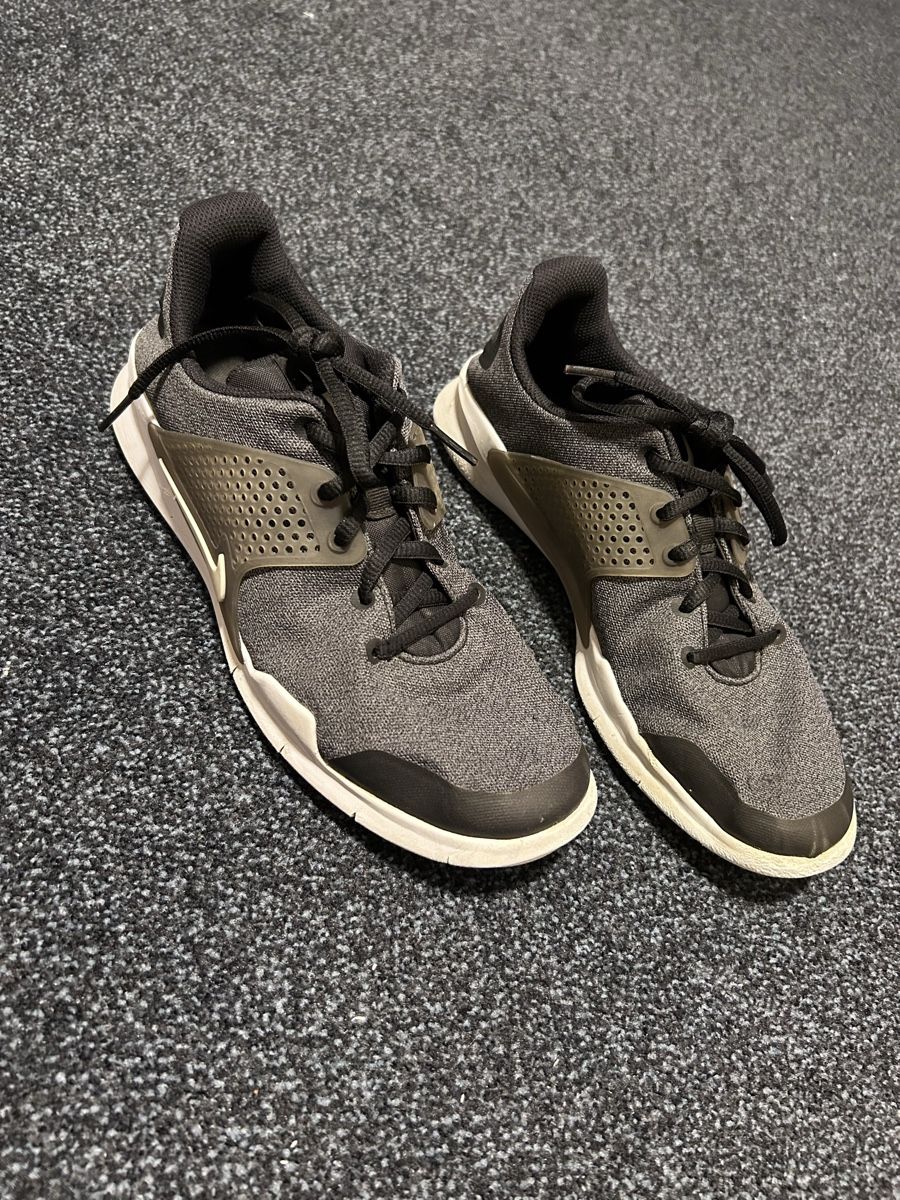 Nike Scarpe da uomo: Nike Herren Trainingsschuhe Gr. 42 – Usato da Frauenfeld venduto da xLimo