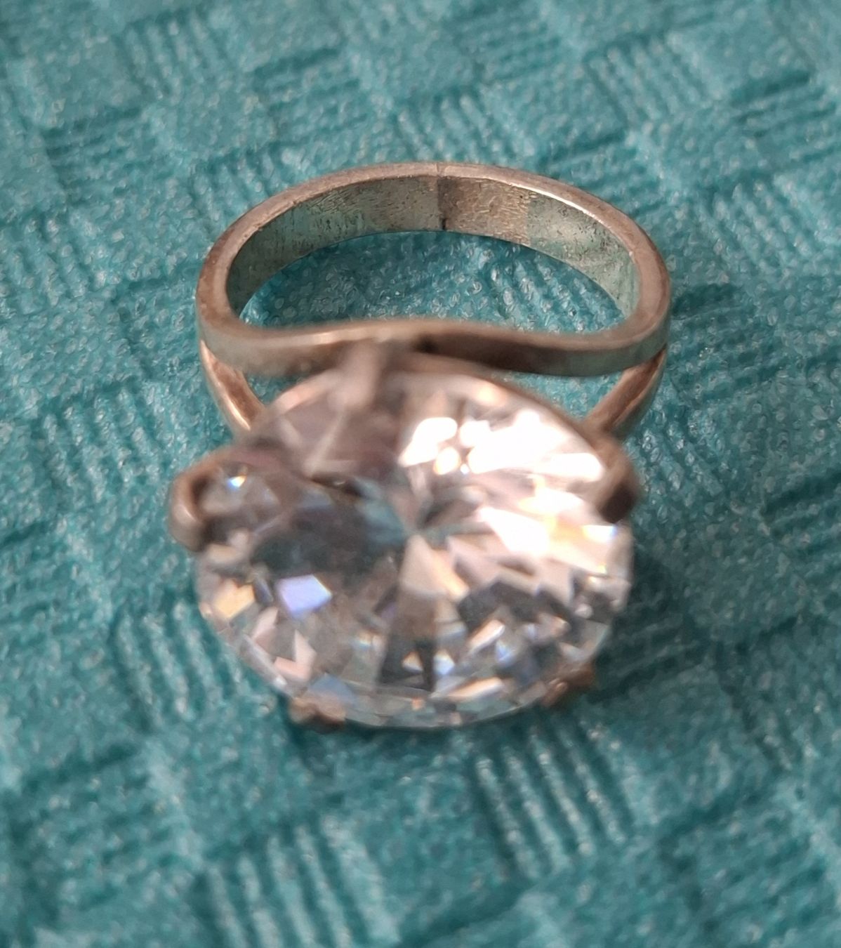Anelli: Funkelnder Ring mit grossem Stein, 925 Silber – Usato da Rotkreuz venduto da PrelovedPicks 2