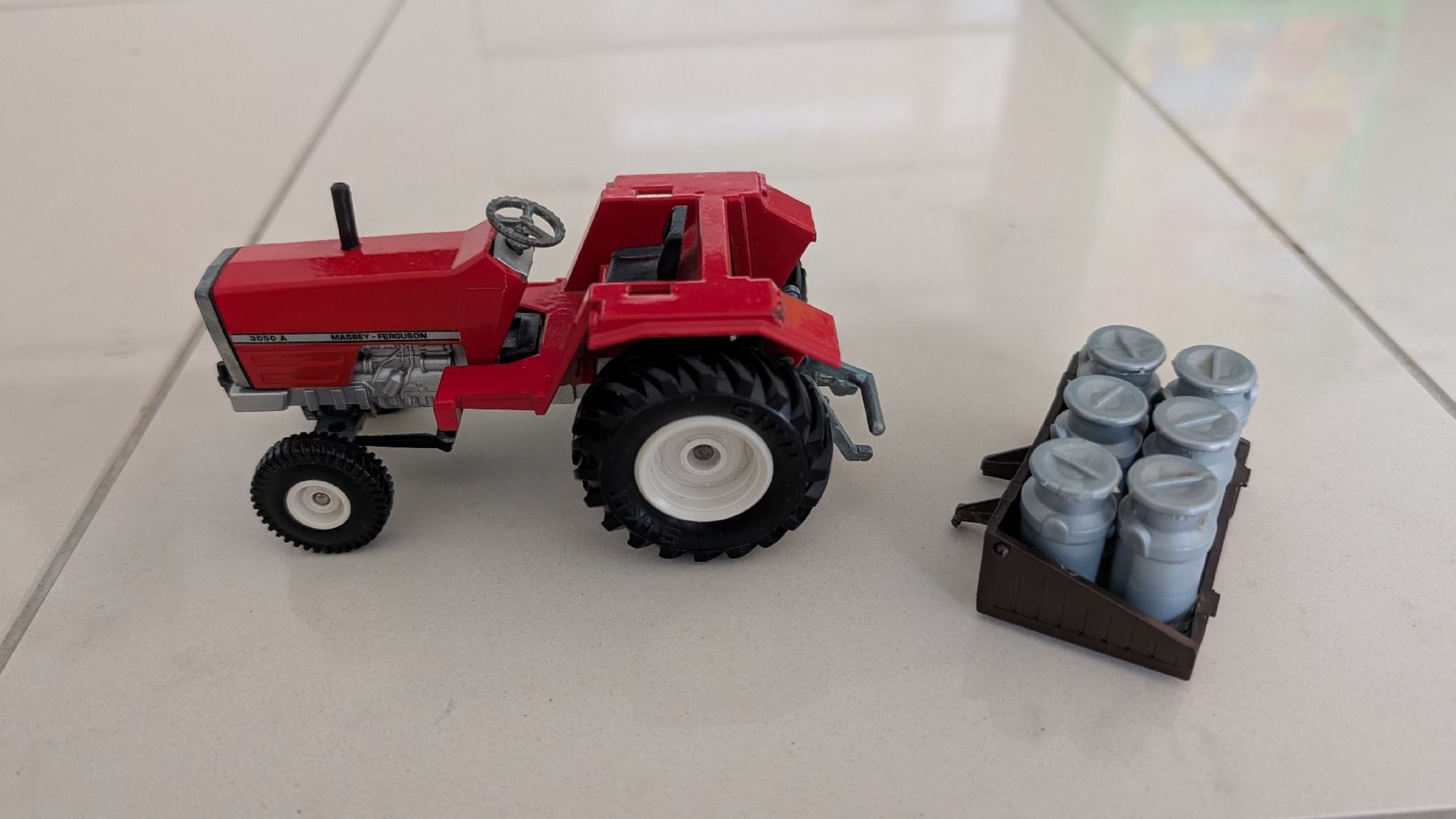 Siku Giocattoli: SIKU Traktor 3050 A, mit Anhänger – Usato da Rothenburg venduto da Sonne0310 1