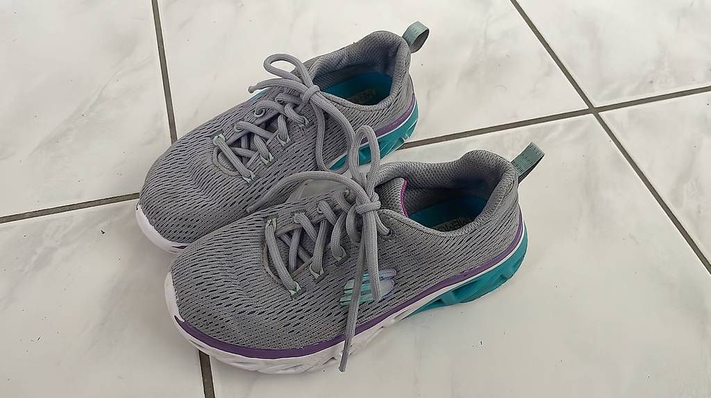 Skechers Schuhe für Mädchen: Turnschuhe Gr.32 – Gebraucht aus Schwellbrunn von N_adine-92