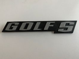 VW Golf S Emblem