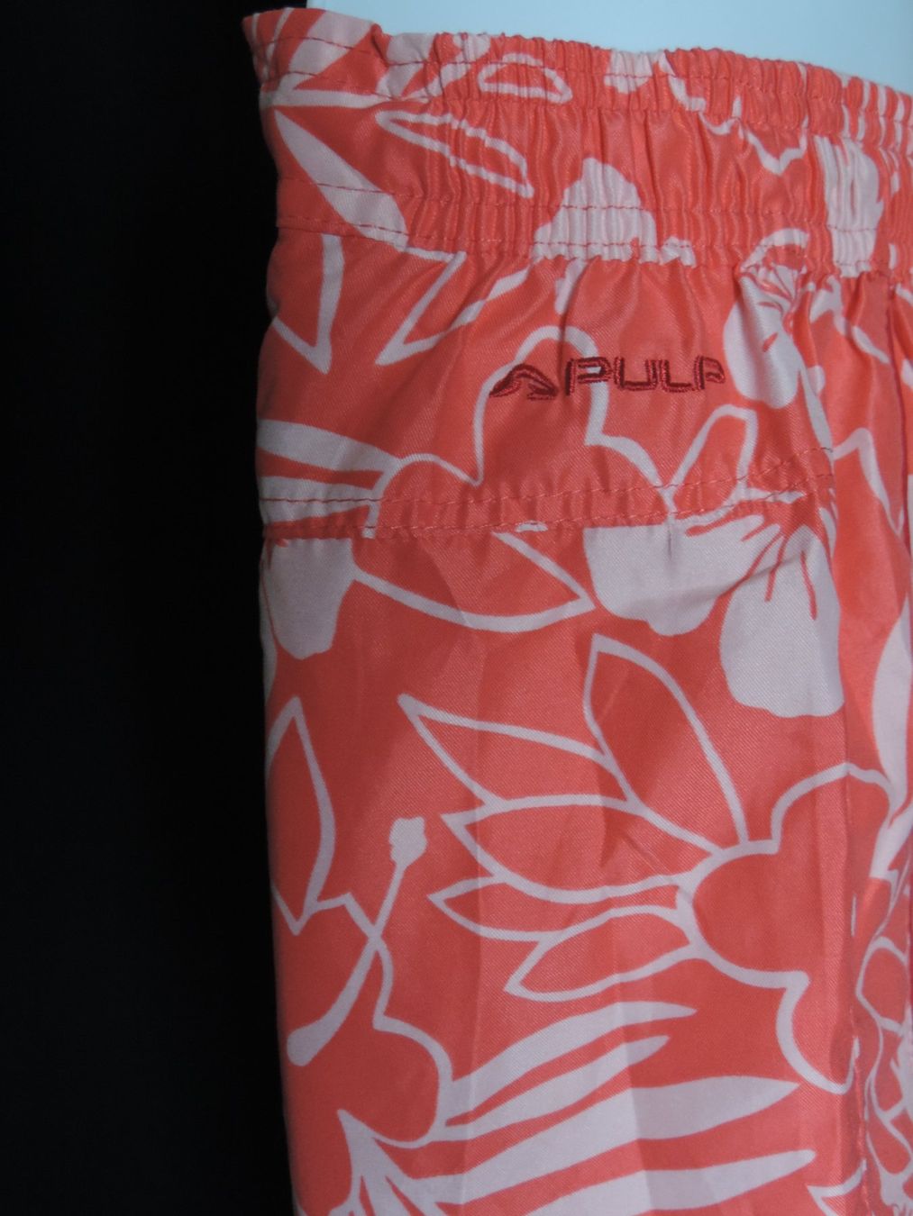 Hosen: short rose à fleurs Hawaï – Gebraucht aus Genève von Axelle333 2