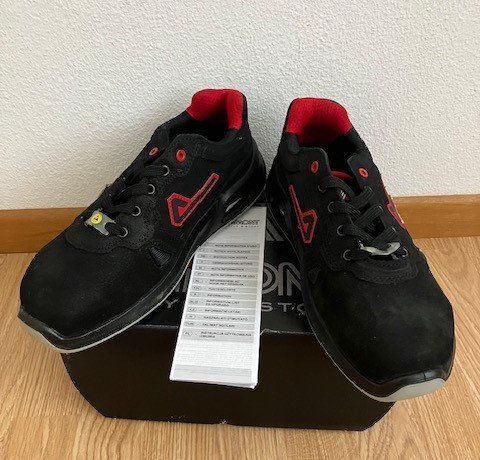 Chaussures Vélo Peloton Noir - Taille 36 (5/5,5) - Neuves Avec étiquettes - Crampons 3 Trous
