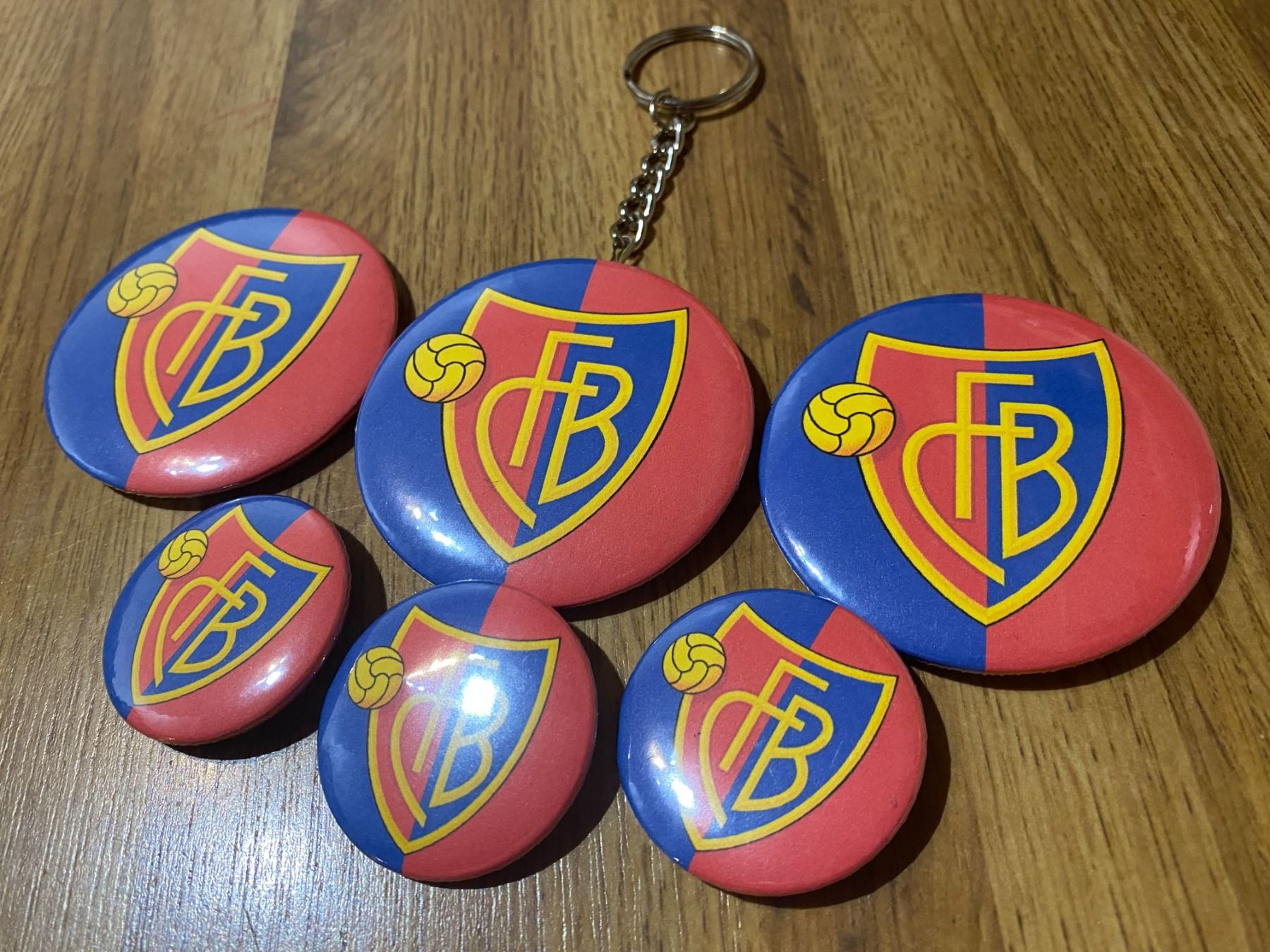 Calamite: FC Basel, Magnet, Anstecker, Flaschenoeffner! – Nuovo (secondo la descrizione) da Basel venduto da FatCatPacksTheRatt 2