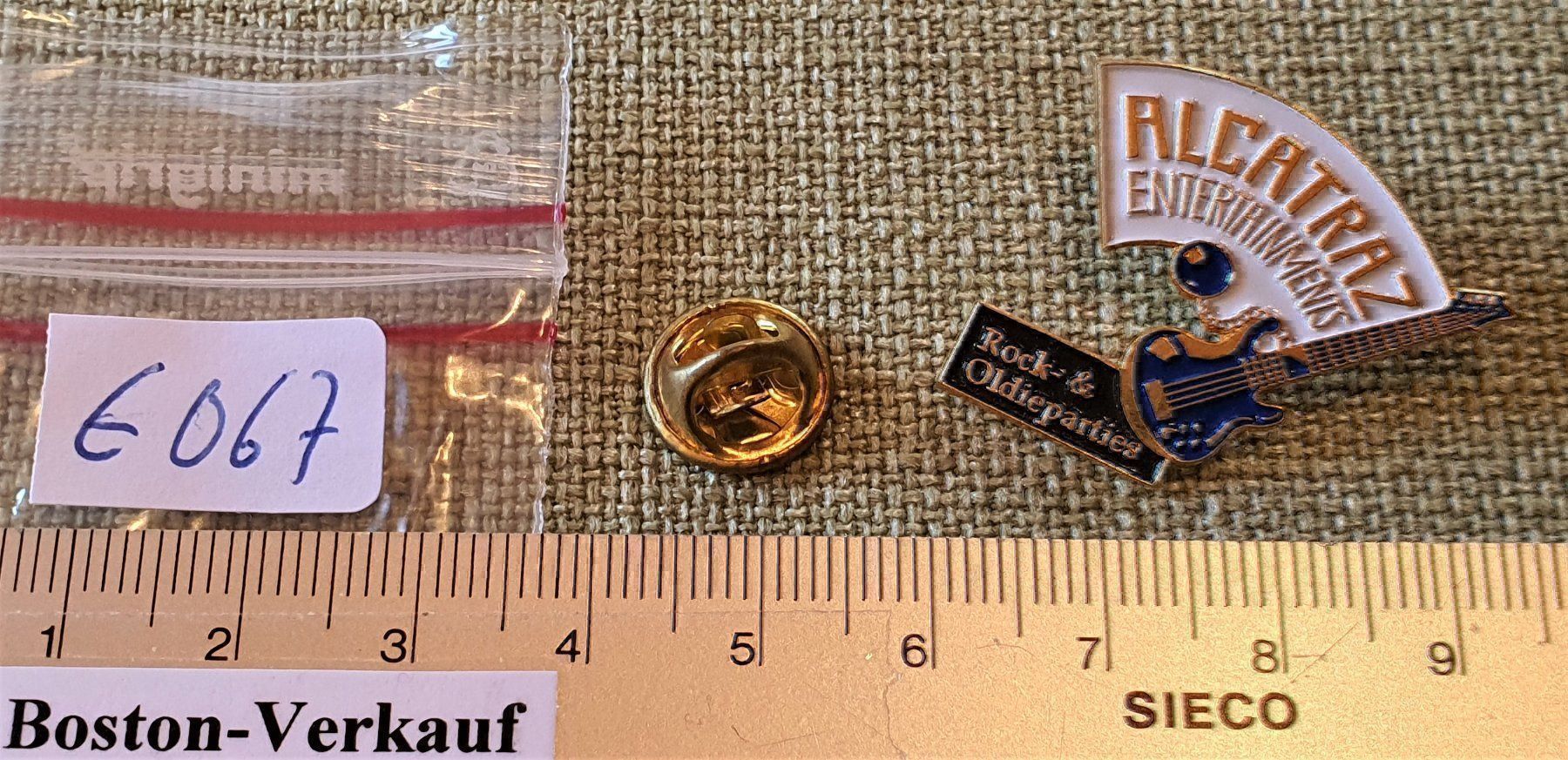 Vestiti & Gonne: E067 - Pin Alcatraz Entertainments Rock – Usato da Reinach BL venduto da Boston-Verkauf 2