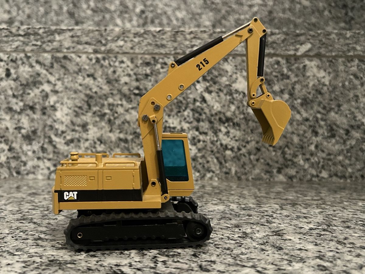 Caterpillar Kit di modellismo & Modellini statici: Cat 215, 1:50 , NZG – Usato da Horw venduto da Tigercat635 2