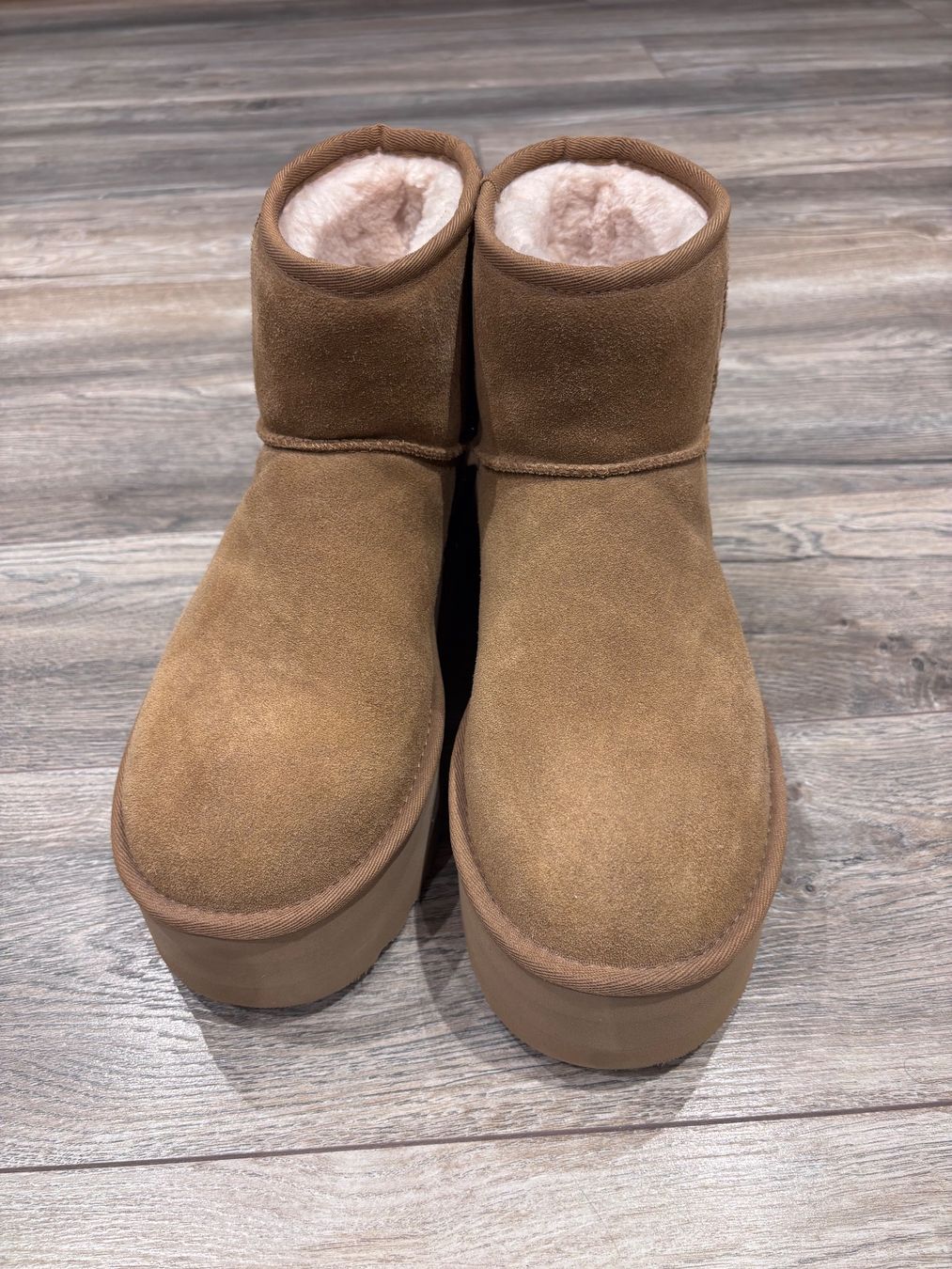 Ugg Damenschuhe: Ugg Platform – Neu und originalverpackt aus Grund b. Gstaad von chantule01 1