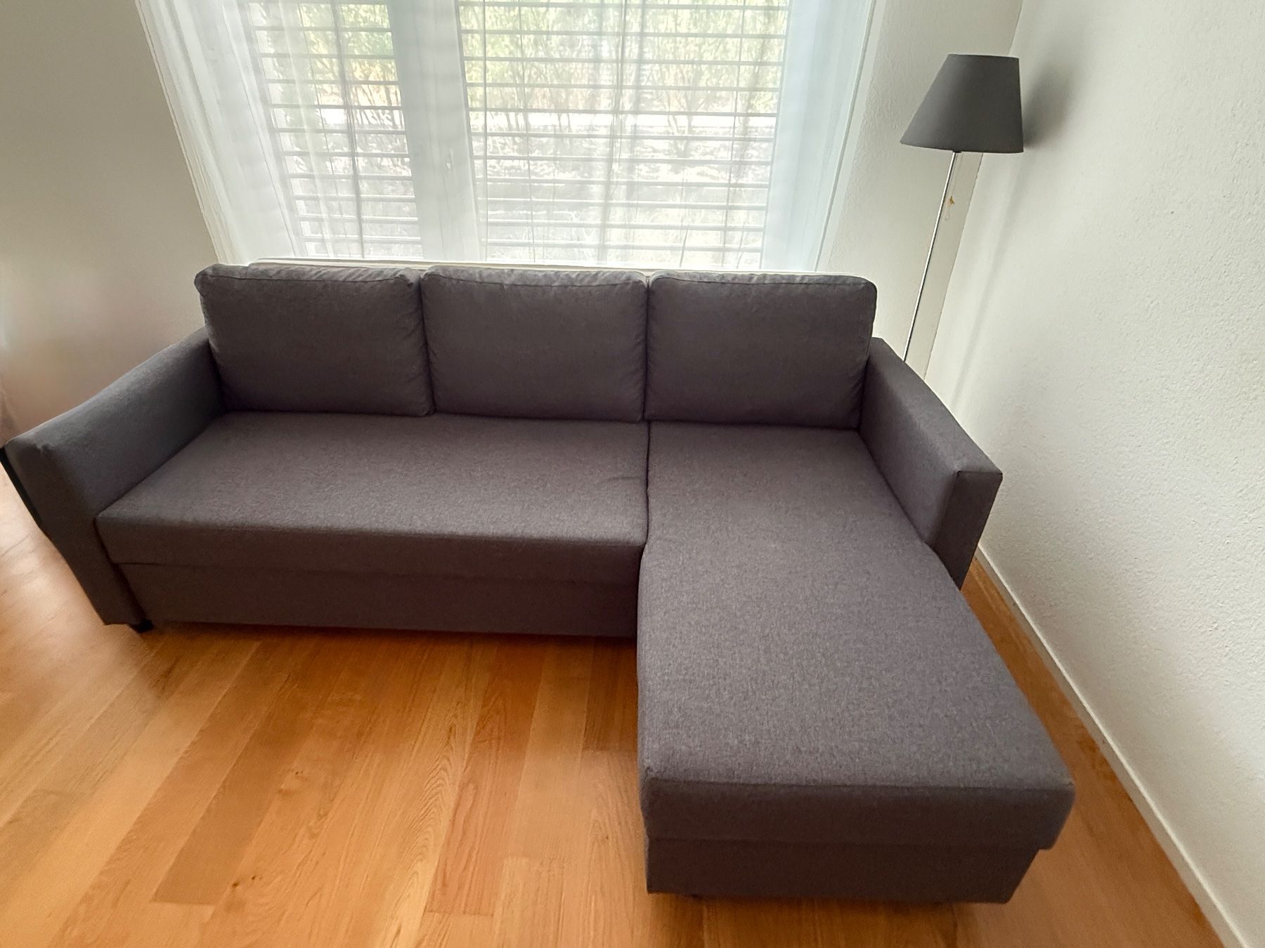 Divani: Neuwertiges Ecksofa mit Bettfunktion und Stauraum grau – Usato da Küttigen venduto da Darido