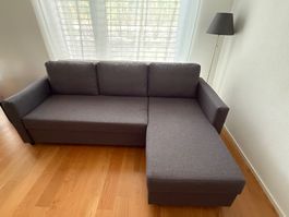 Neuwertiges Ecksofa mit Bettfunktion und Stauraum grau