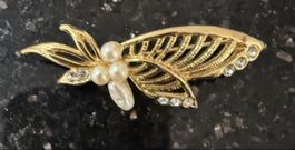 Brosche mit Perlen und Glitzersteinen