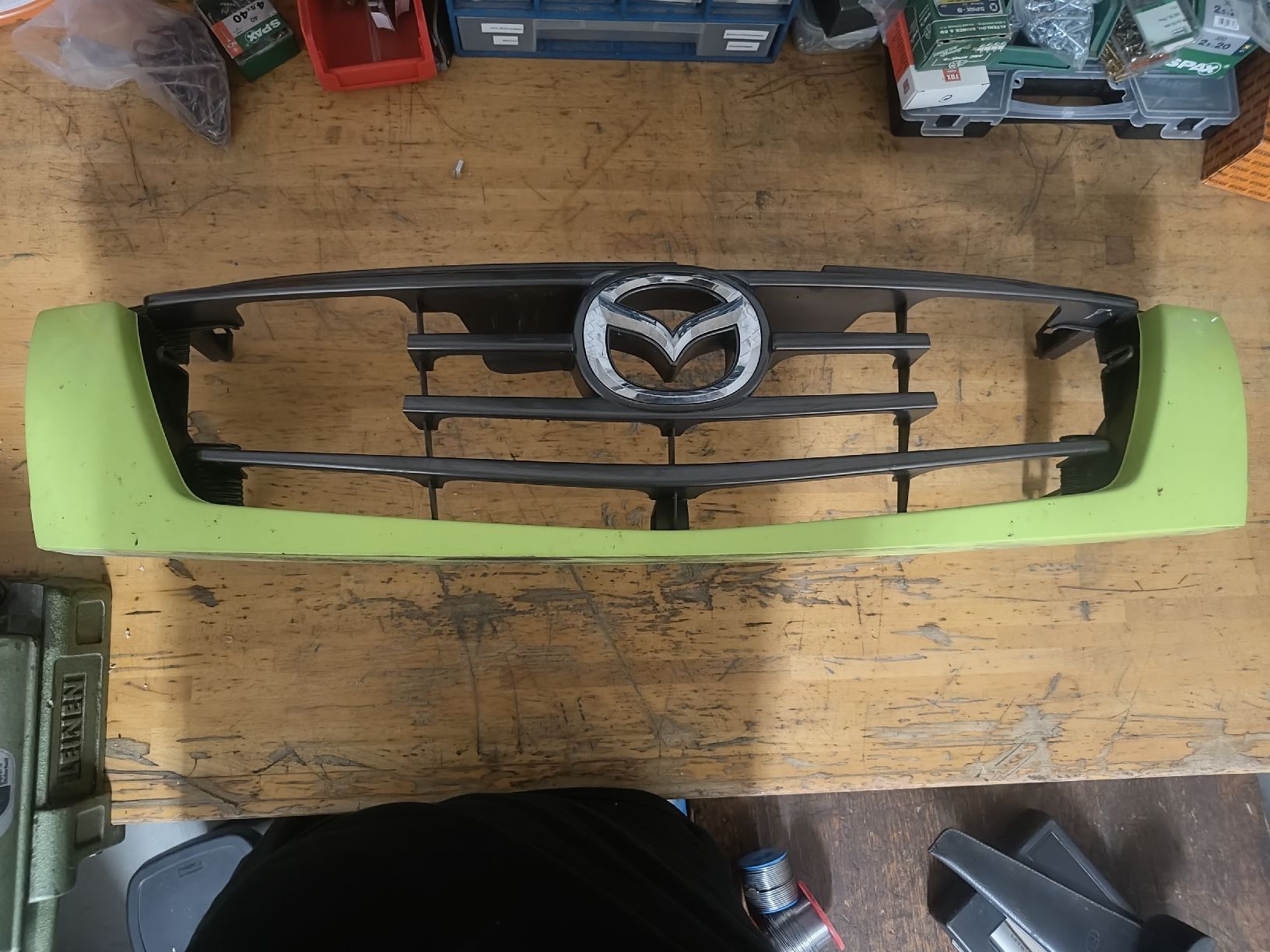 Mazda Toutes les pièces auto: Kühlergrill Mazda B2500 mit Emblem Limegrün – D'occasion à Neunkirch par Schelli00