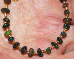 Armband L-6950 – Äthiopischer Schwarzer Opal 4 bis 5 mm 17,5