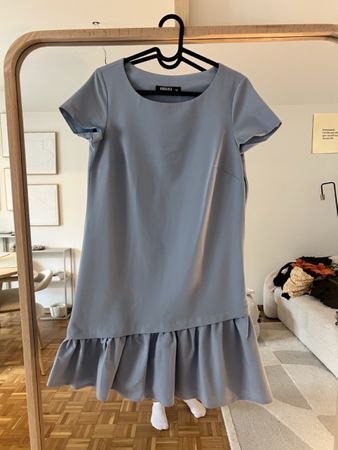 Süsses, hellblaues Sommerkleid mit Volants, Grösse M