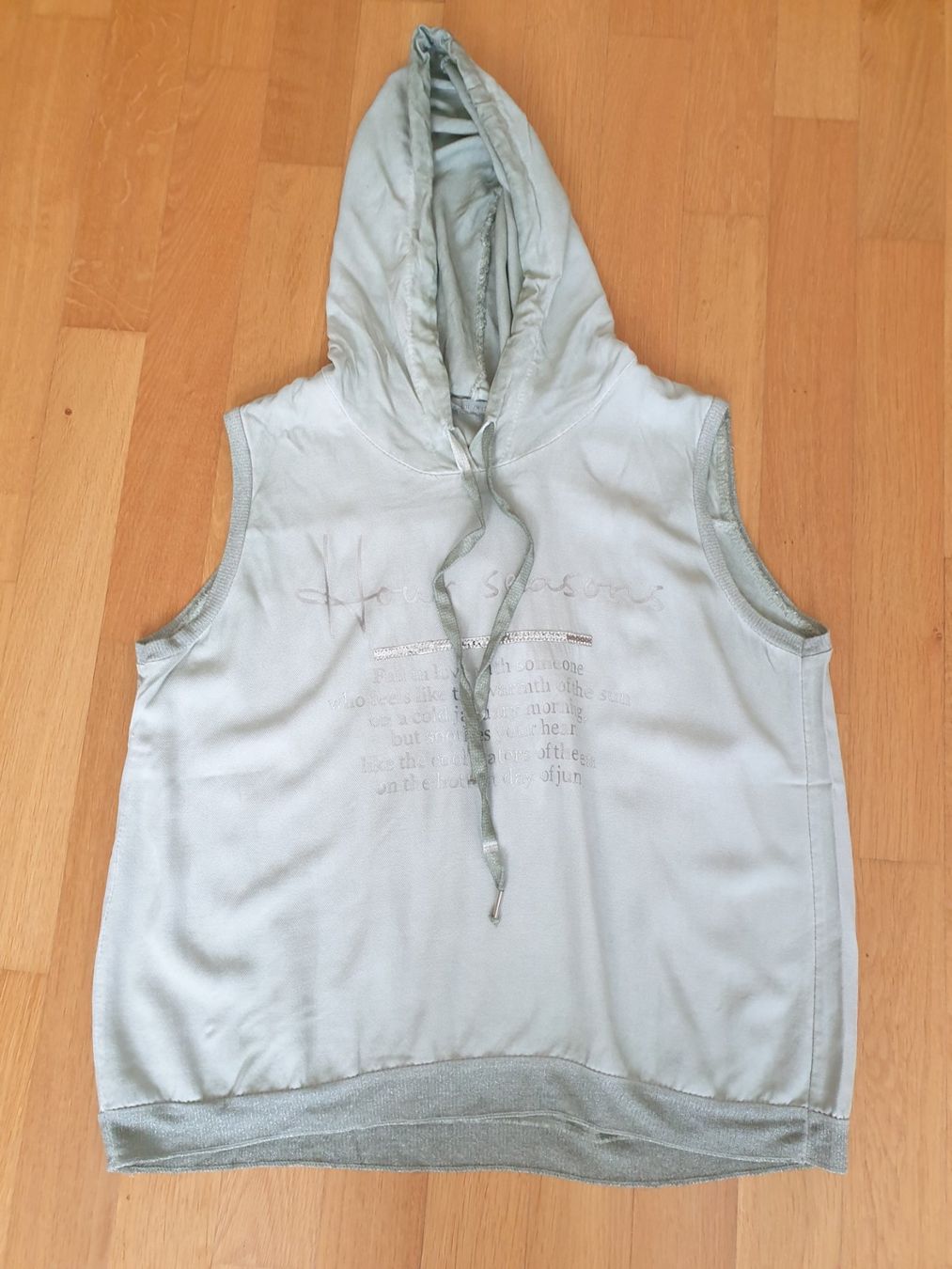 T-shirt: Modernes Kurzarm-Shirt mit Kapuze – Nuovo (secondo la descrizione) da Möriken AG venduto da pam66 2