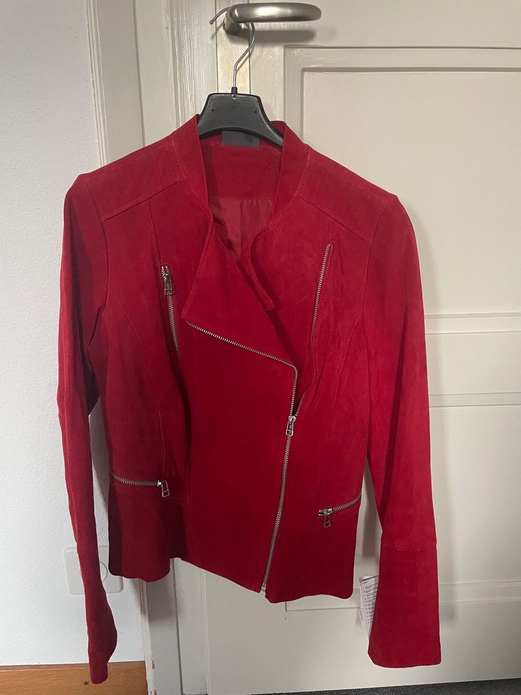 C&A Giacche: Rote Wildlederjacke Grösse M neu – Nuovo e nell'imballaggio originale da Münchenstein venduto da nel_57mj 6