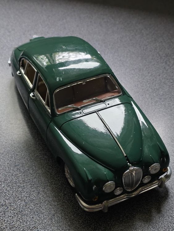 Jaguar Mark II vintage 1959 (1:18) vert foncé moulé sous