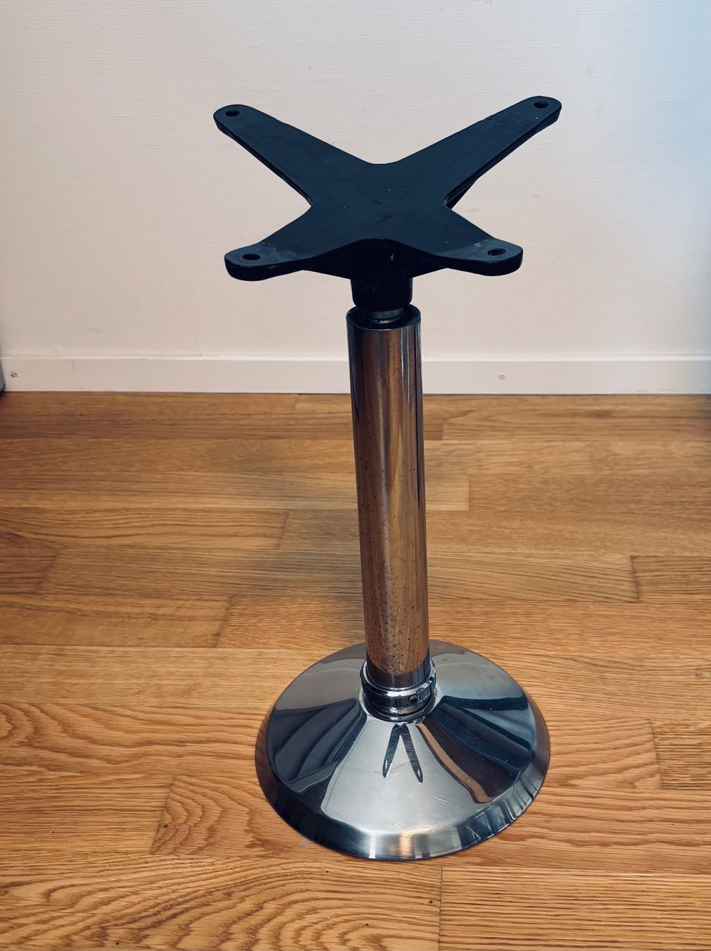 Eames Sessel: Eames Floor-Mount Pedestal Untergestell (ganz selten) – Gebraucht aus Sissach von swxx5 5