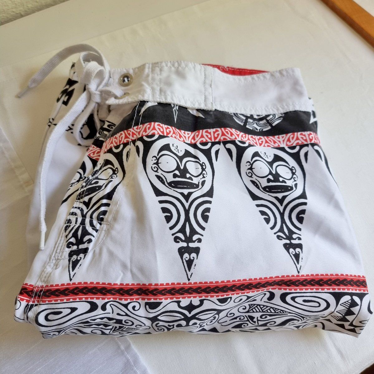 Pantaloni: Coole Long Short mit Maori Style Grösse 42 – Usato da Rupperswil venduto da moni_2024