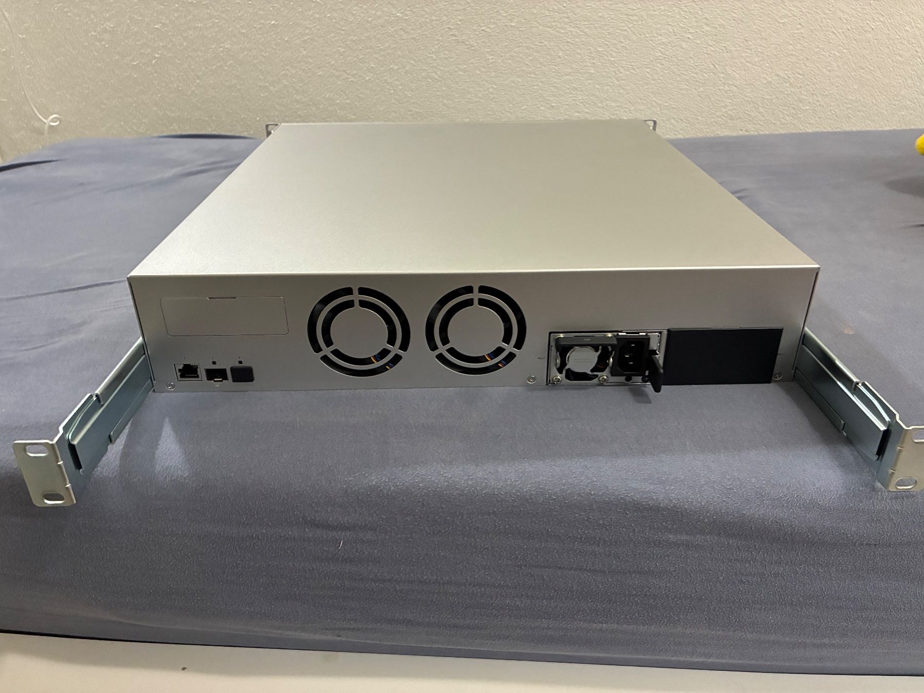 Ubiquiti Server: Ubiquiti Unas Pro 8, inkl. 2x SSD Tray – Nuovo (secondo la descrizione) da Ostermundigen venduto da Pady79 3