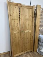 Bettgestell aus Holz mit Verzierungen 