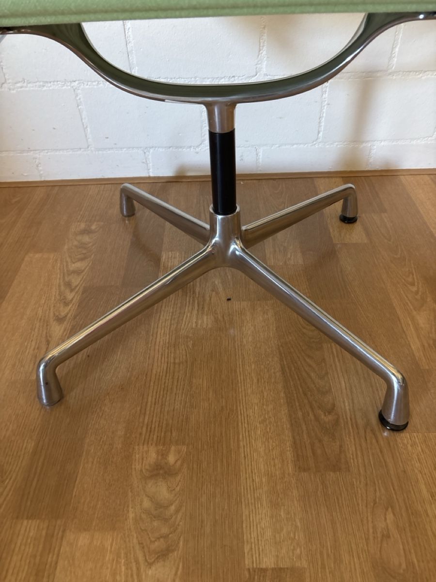 Vitra Sedie: Vita Eames Alu Chair hellgrün  – Usato da Basel venduto da magnummarine 4