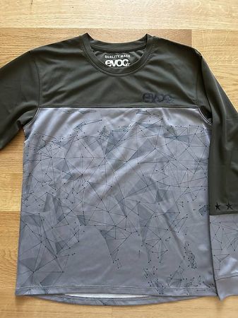 2 Bikeshirts, EVOC, GORE