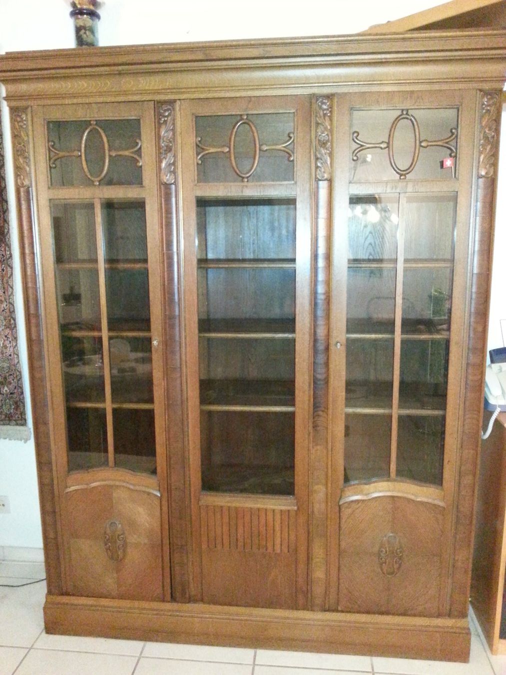 Vitrines: Elegante Stilvitrine – D'occasion à Zürich par Jurgis
