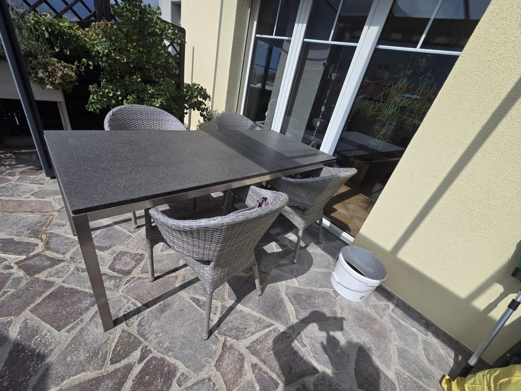 Tables: Gartentisch Granit Optik mit Edelstahlgestell – D'occasion à Trimmis par fla_pl5x
