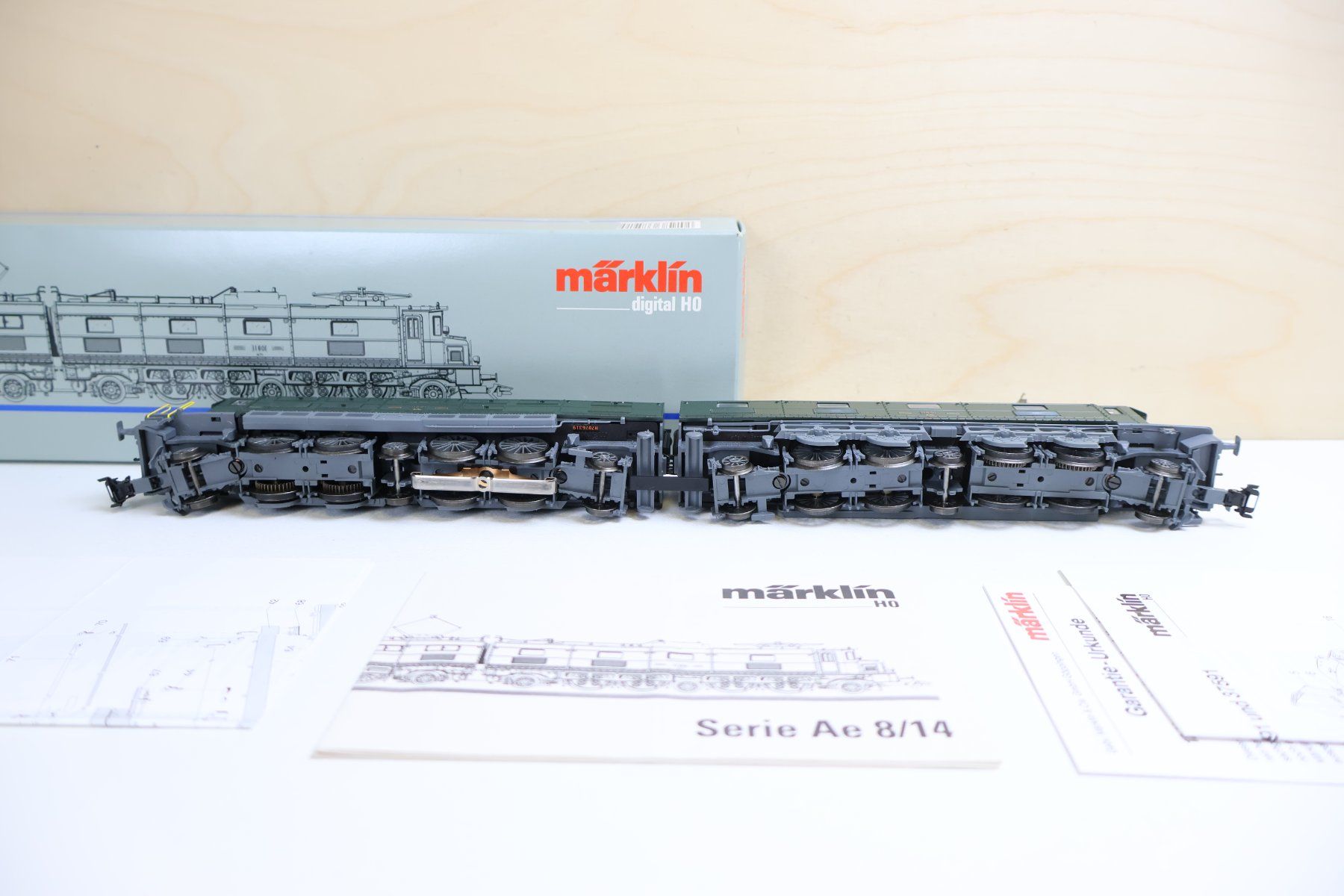 Märklin Modellini di ferrovie: Märklin SBB grosse Doppel E-Lok Ae 8/14  - Digital 37591 – Usato da Winterthur venduto da Monstera 7