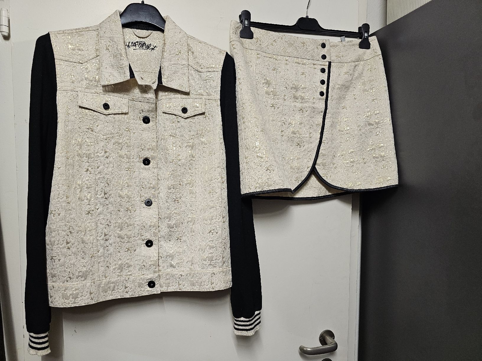 Giacche: Ensemble Neuf/Veste et Jupe/ Beige/Doré "Cop-Copine" – Nuovo (secondo la descrizione) da Basel venduto da Paloma6261