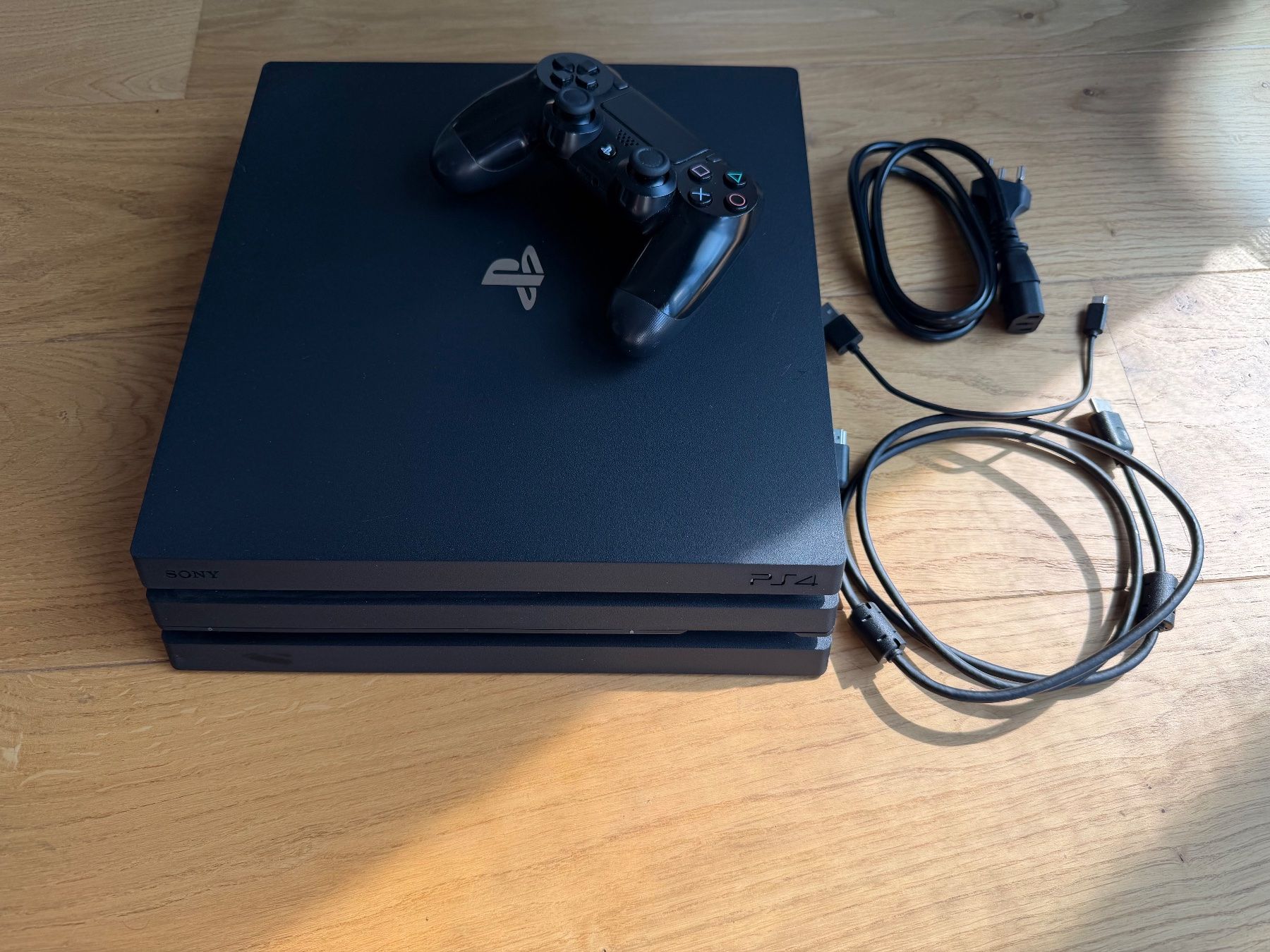 Sony Konsolen: Sony PlayStation 4 Pro 1TB Schwarz | 1 Original Controller | – Gebraucht aus Horgen von rei_8k7q
