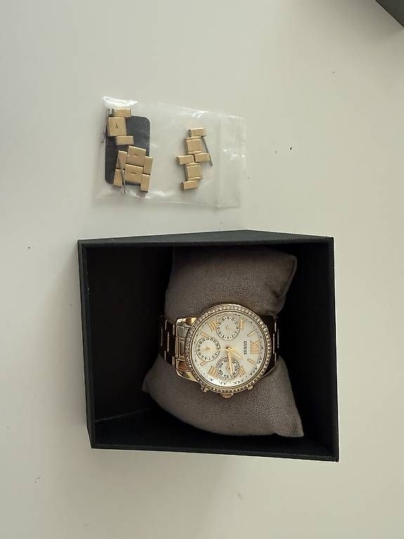 Orologi: Guess Damenuhr Gold – Usato da Winkel venduto da jbuchwalder17 1