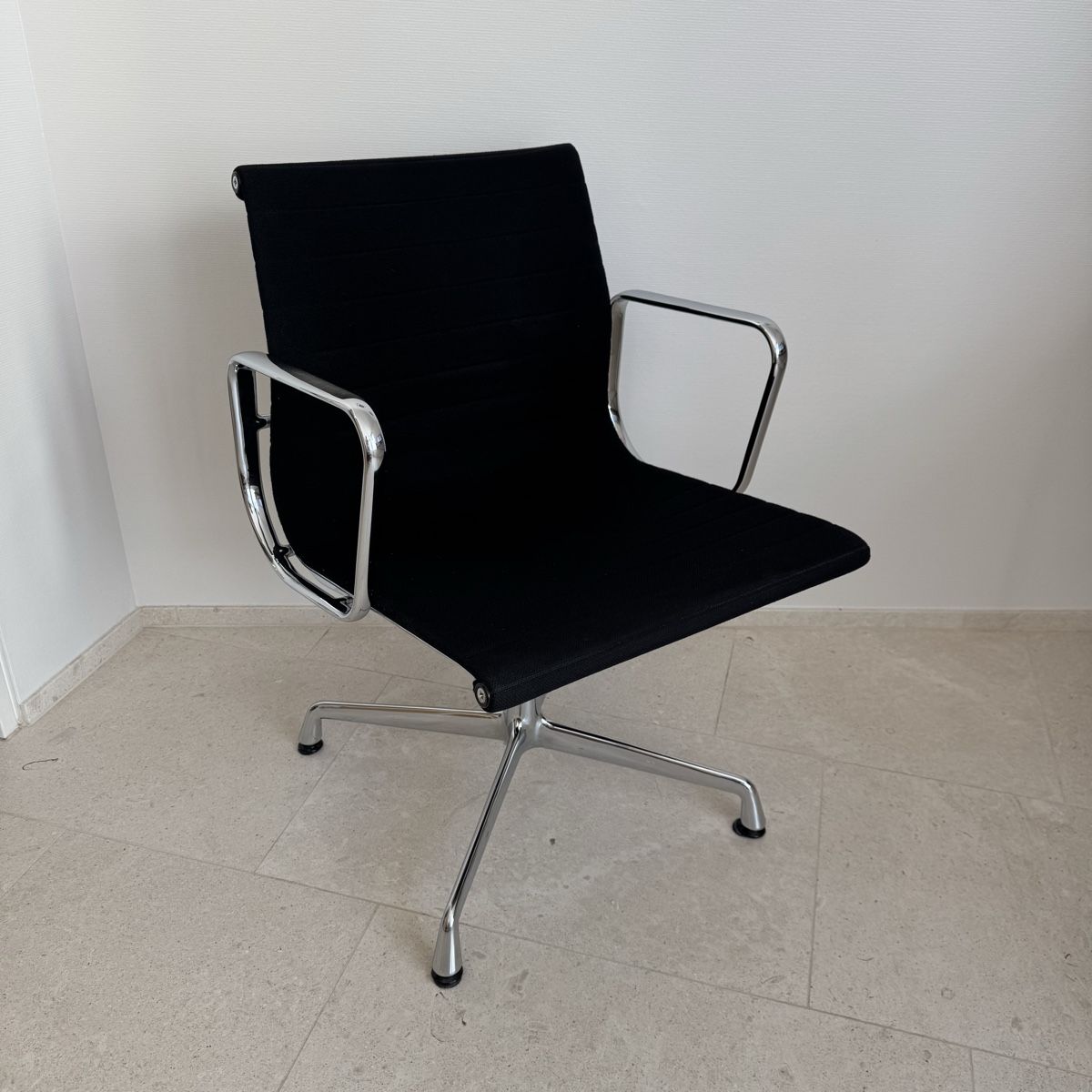 Vitra Sedie: Vitra EA 108 Eames Aluminium Chair Hopsak – Usato da Zürich venduto da Fontana101