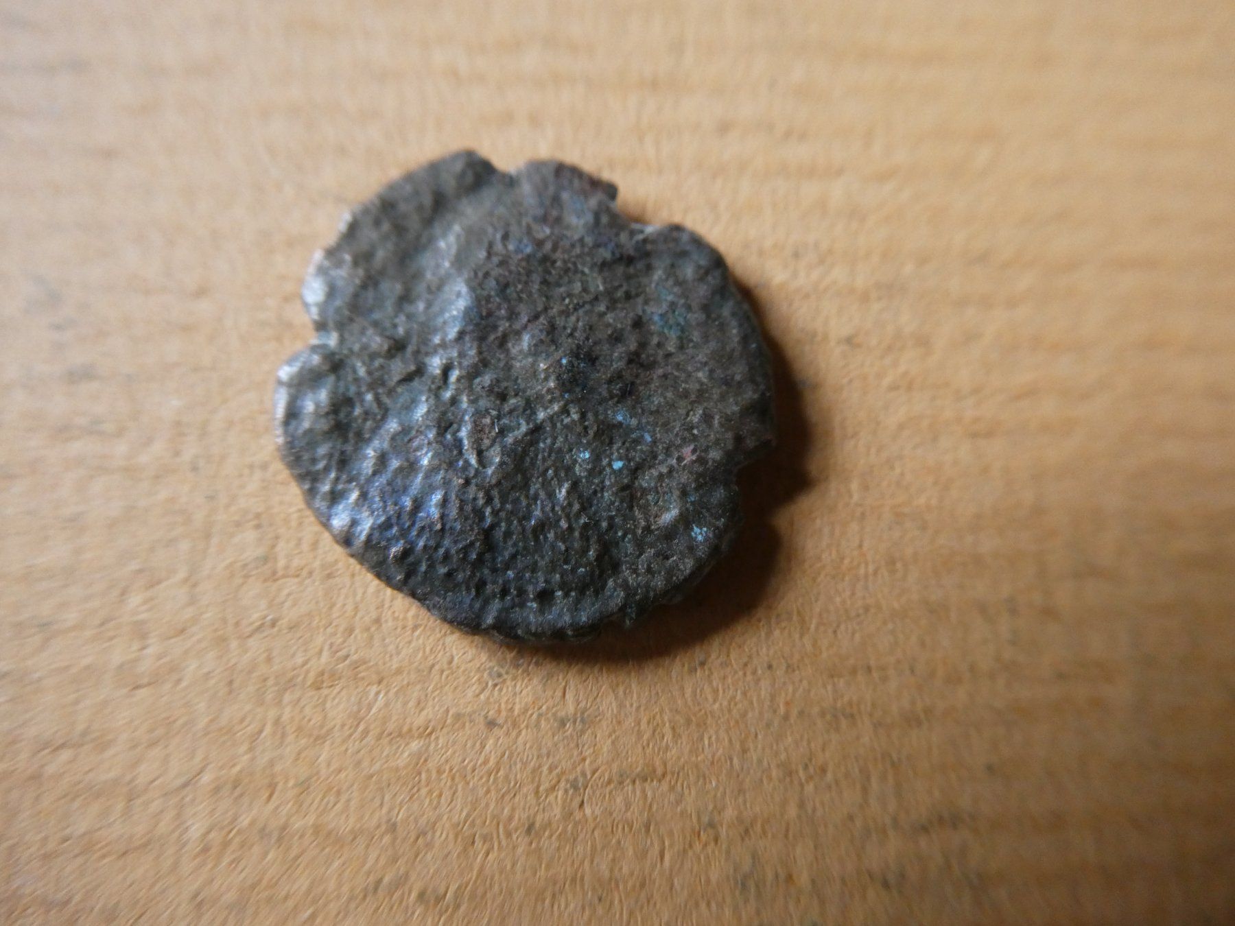 Alle Münzen: uralte Bronzemünze 15 mm     1.63 g – Gebraucht aus Hinterforst von Rohusri