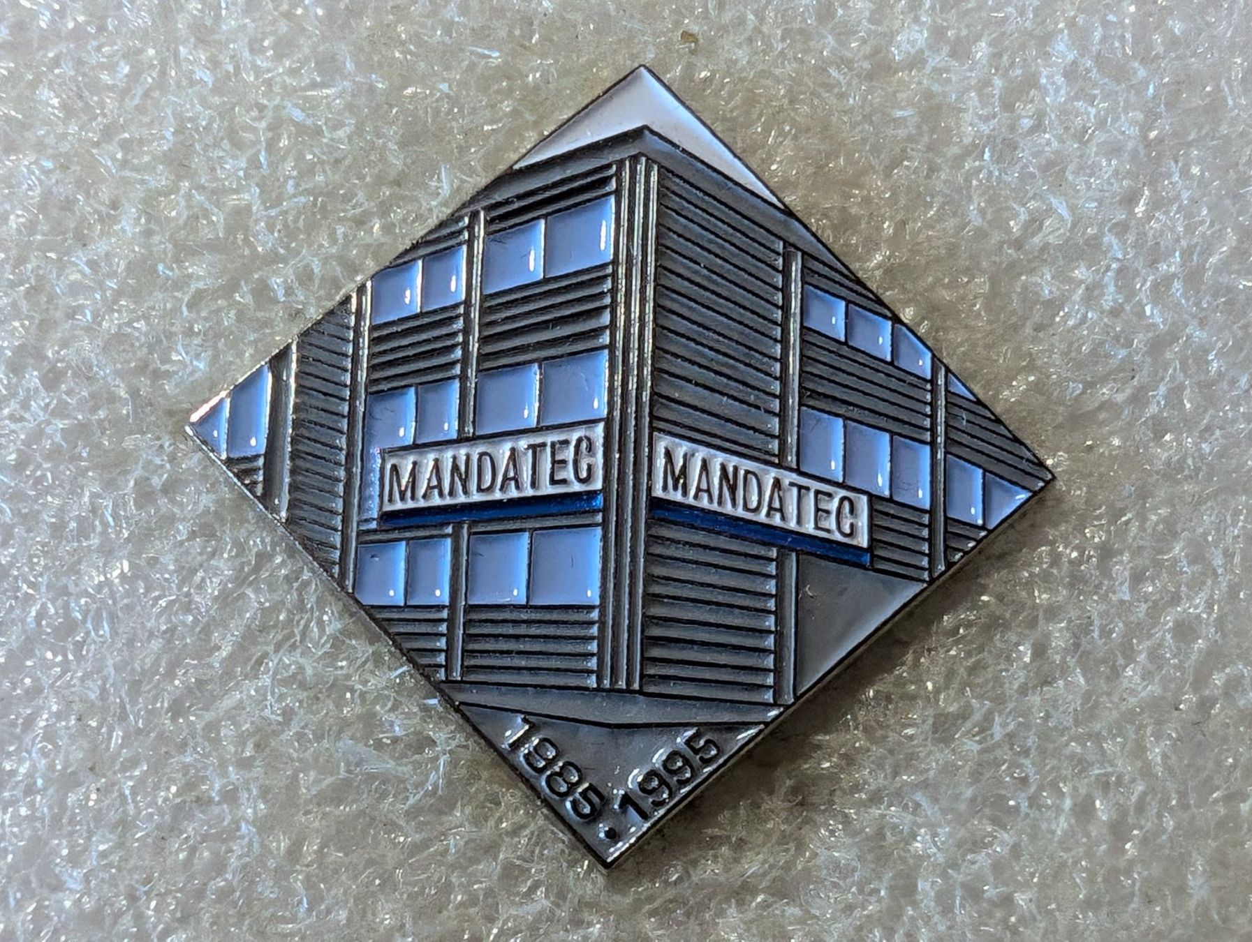 Placchette & Badge: Ansteckpin 154: Mandatec – Usato da Oppligen venduto da Pin-Fall-Shop